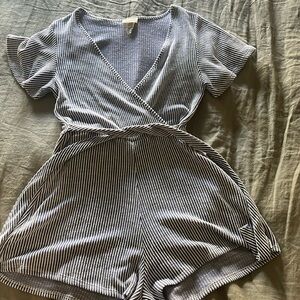 *MUST GO CLOSET CLEANOUT* Adorable tie detailed romper